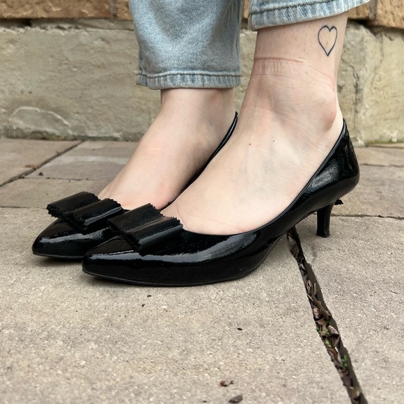 DKNYC black patent vegan leather kitten heels with bow detail size 7.5 - Picture 3 of 3